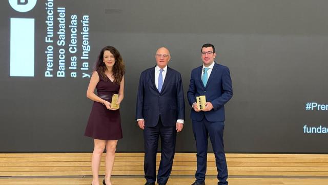 Josep Oliu posa junto a los galardonados en los premios de la Fundación Banco Sabadell