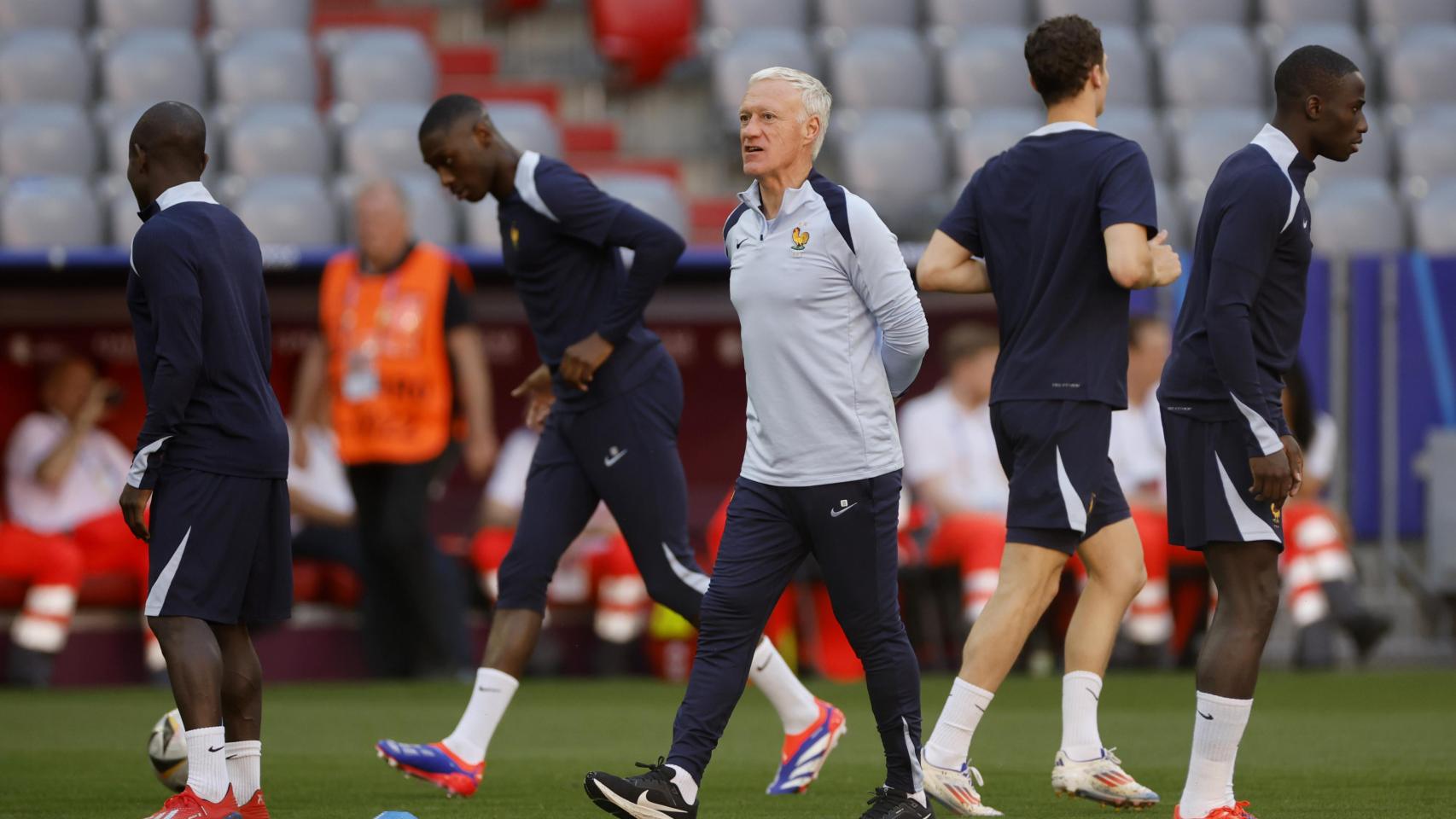 Didier Deschamps dirige un entrenamiento de la selección francesa