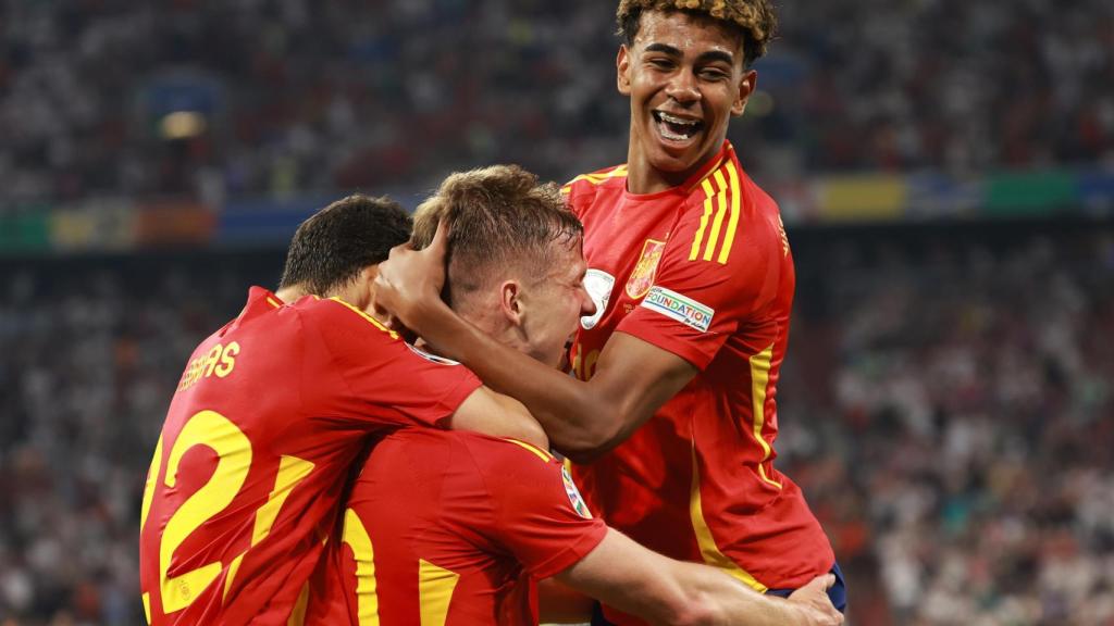 Dani Olmo y Lamine Yamal celebran el segundo gol de España contra Francia