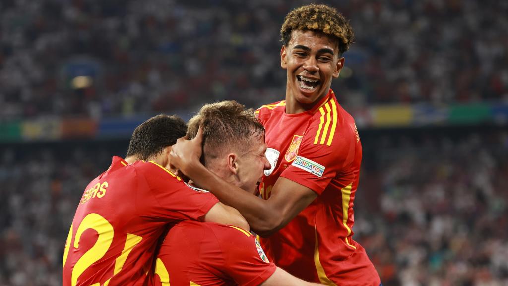 Dani Olmo y Lamine Yamal celebran el segundo gol de España contra Francia
