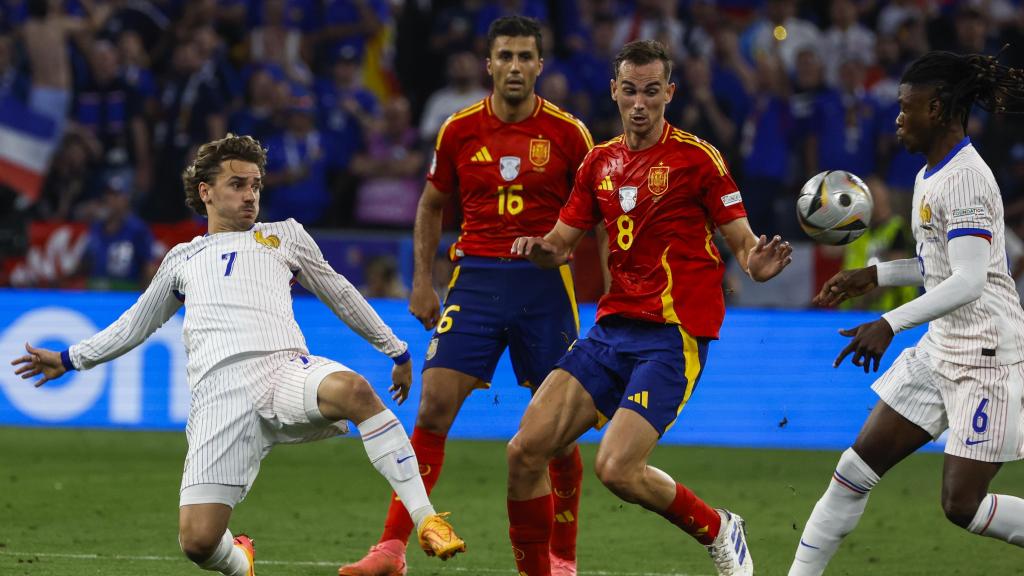 Fabián Ruiz disputa un balón con Eduardo Camavinga y Antoine Griezmann