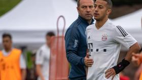 Thiago Alcántara con Hansi Flick en el Bayern