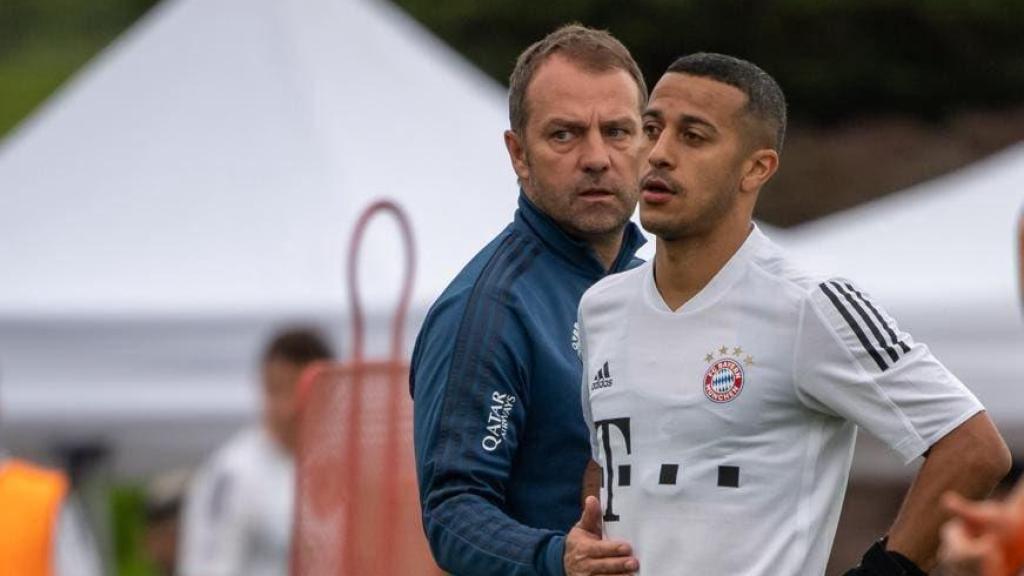 Thiago Alcántara con Hansi Flick en el Bayern