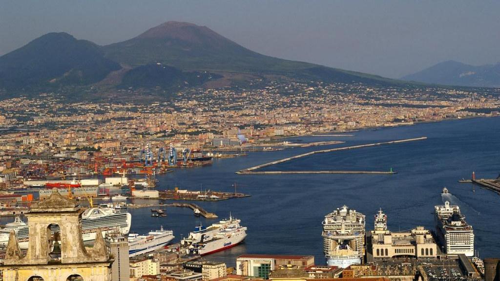 Vista de la bahía de Nápoles con el imponente Vesubio al fondo