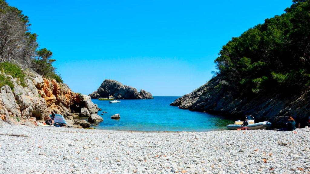 Cala con cuevas y cascadas de la Costa Brava