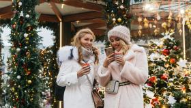 Dos mujeres en un mercado de Navidad