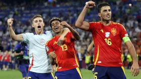 Fermín López, Lamine Yamal y Rodri Hernández festejan el triunfo de España contra Francia