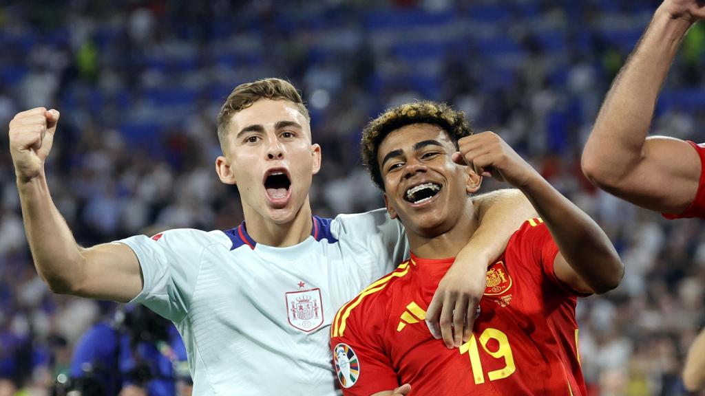 Fermín López, Lamine Yamal y Rodri Hernández festejan el triunfo de España contra Francia