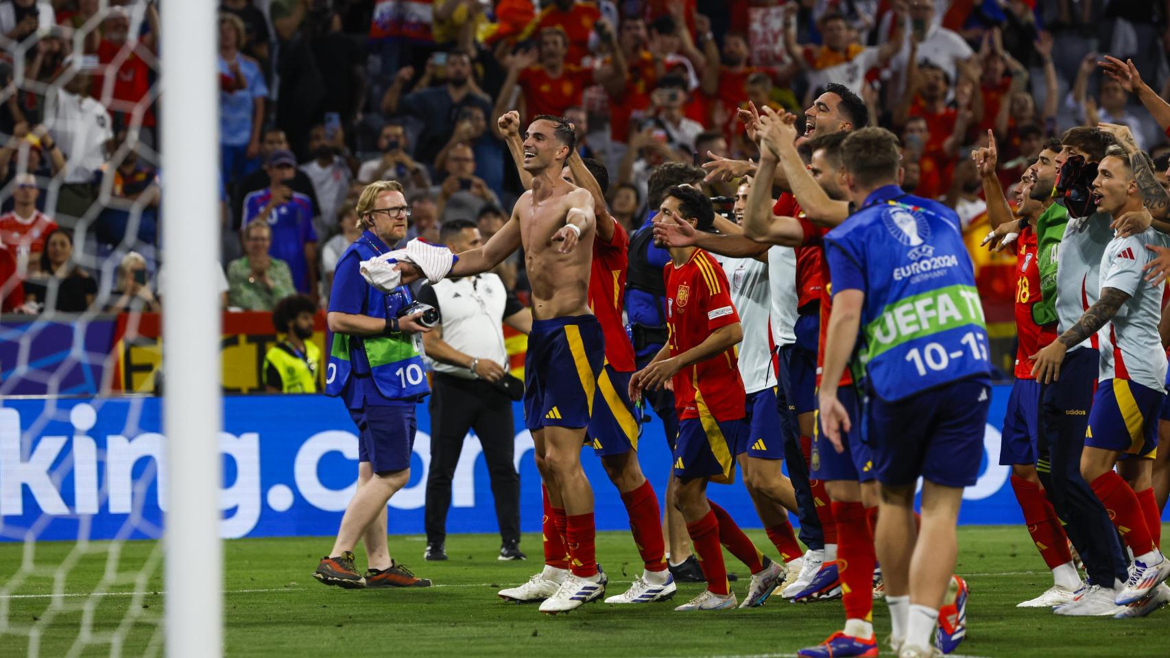 Los jugadores de la selección española festejan con la afición el pase a la final de la Eurocopa