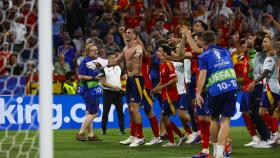Los jugadores de la selección española festejan con la afición el pase a la final de la Eurocopa
