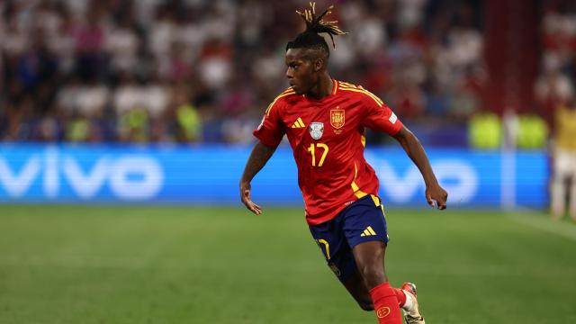 Nico Williams controla el balón durante el España-Francia