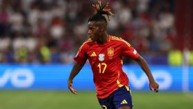 Nico Williams controla el balón durante el España-Francia