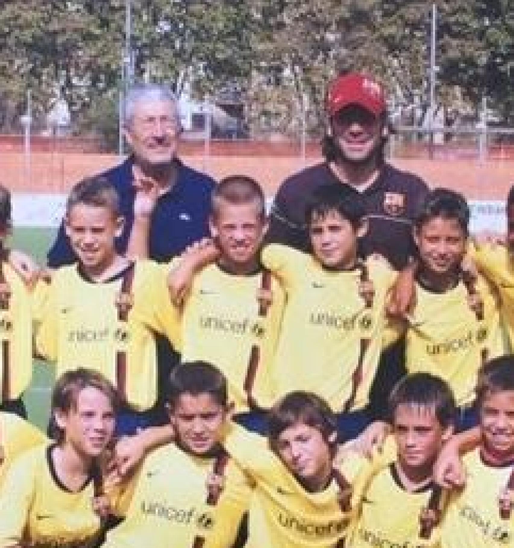 Jordi Font entrenando al equipo de Dani Olmo en la Masía