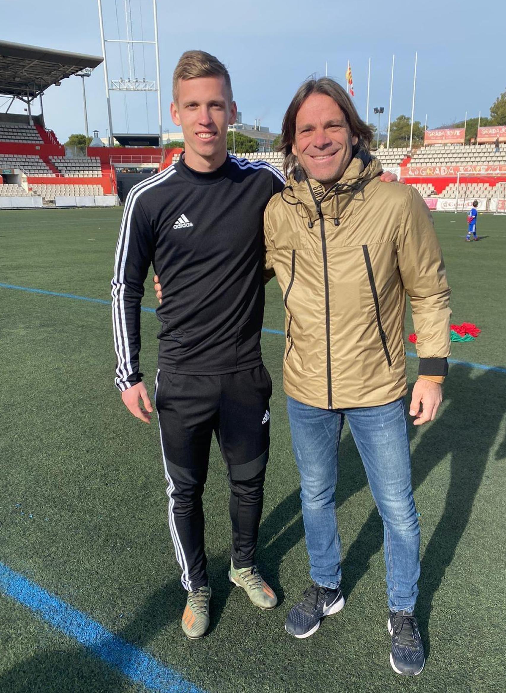 Dani Olmo junto a Jordi Font, uno de sus primeros entrenadores, en el estadio del Terrassa