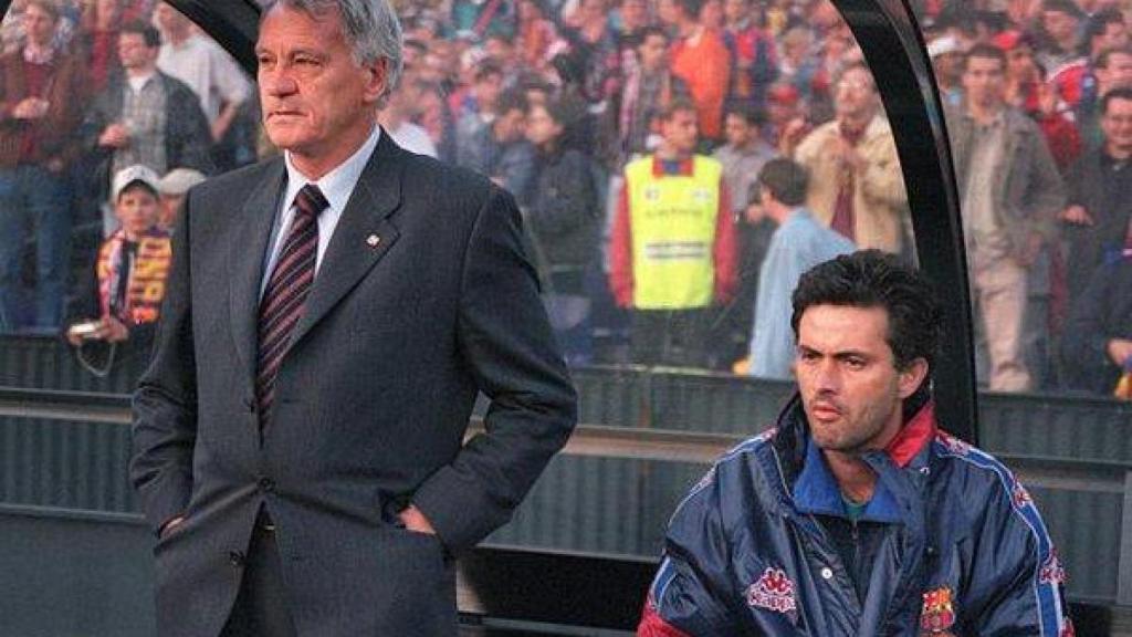 Bobby Robson junto a Jose Mourinho en el banquillo del Barça