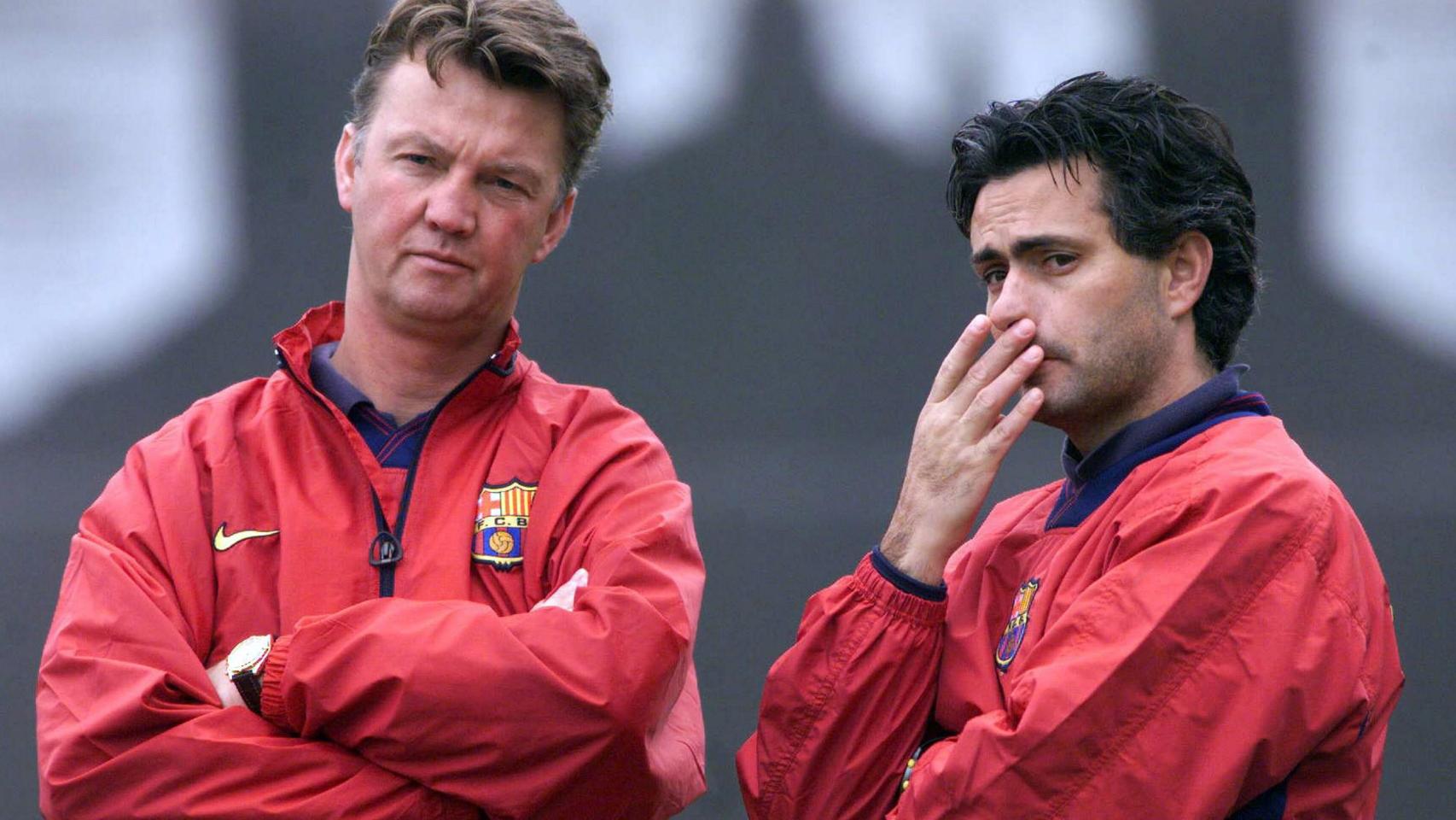 Louis van Gaal junto a José Mourinho en el Barça