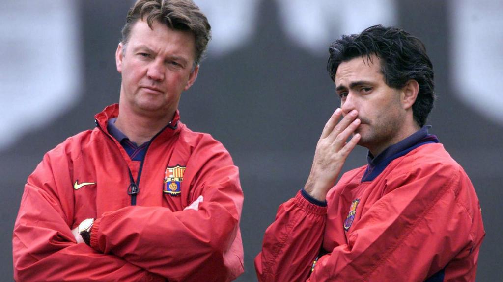 Louis van Gaal junto a José Mourinho en el Barça