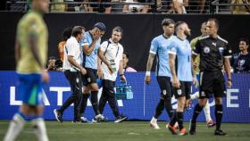 Araujo se marcha lesionado del partido entre Uruguay y Brasil