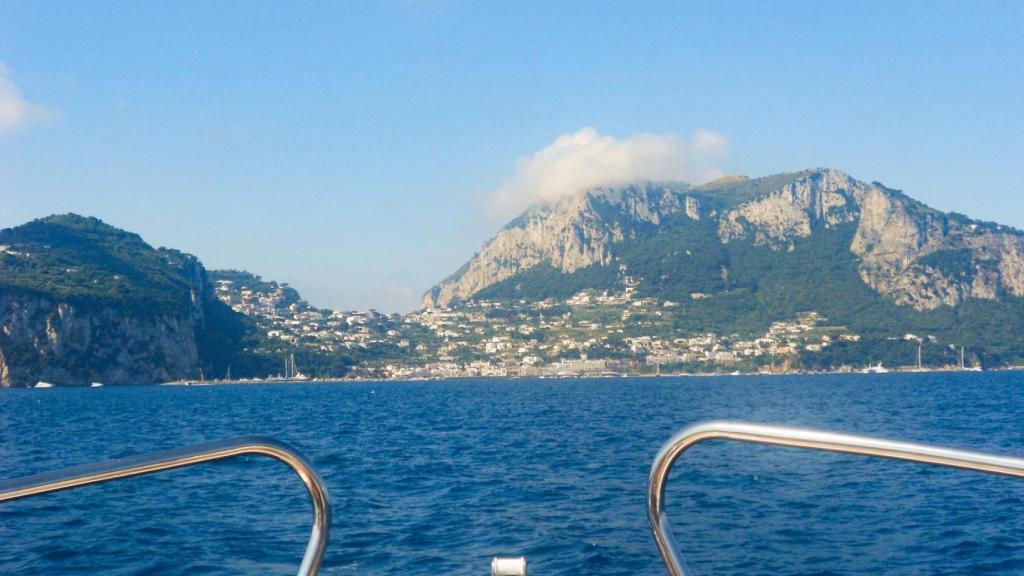 Costa de la isla de Capri desde una de las embarcaciones que trasladan a los turistas desde Nápoles