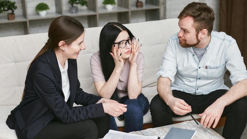 Tres personas hablan