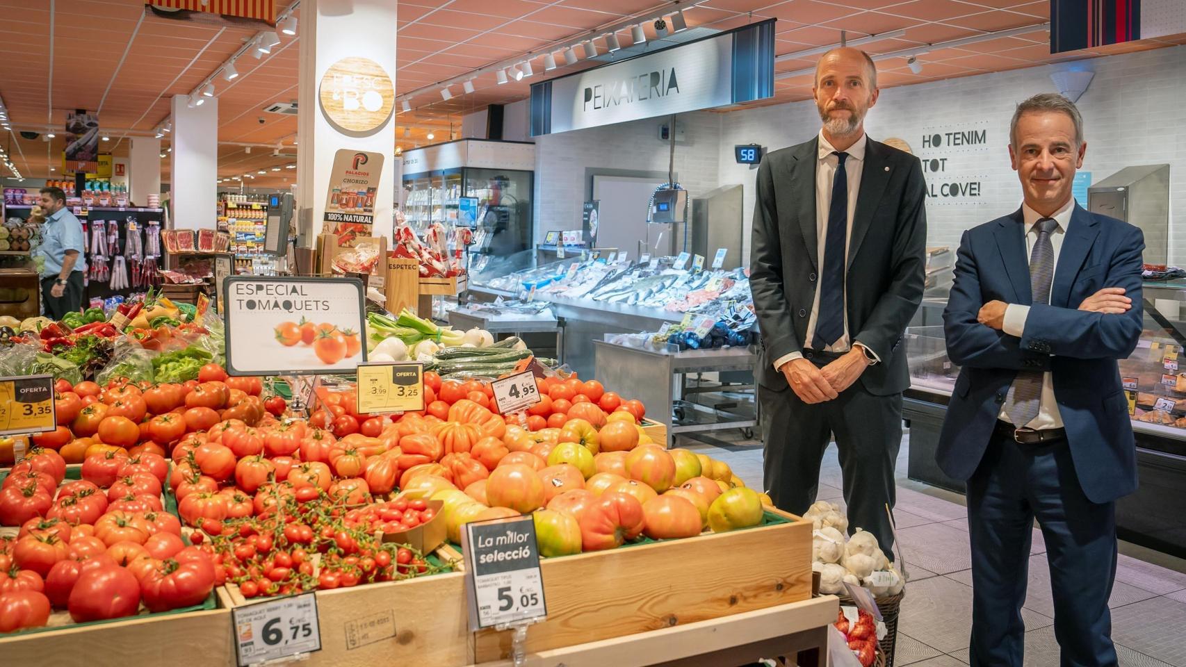 El Director General de Caprabo, Edorta Juaristi, y el Presidente del Consejo de Administración de Supratuc, Javier Amezaga, en la tienda de Travessera de Gràcia de Barcelona, recién reformada