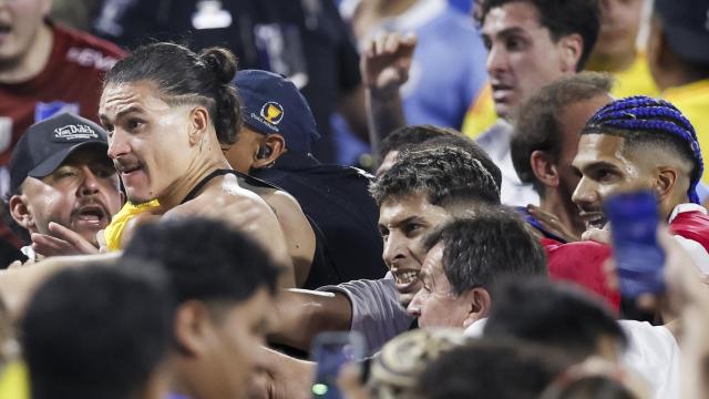 Darwin Núñez y Ronald Araujo pelean contra hinchas de Colombia