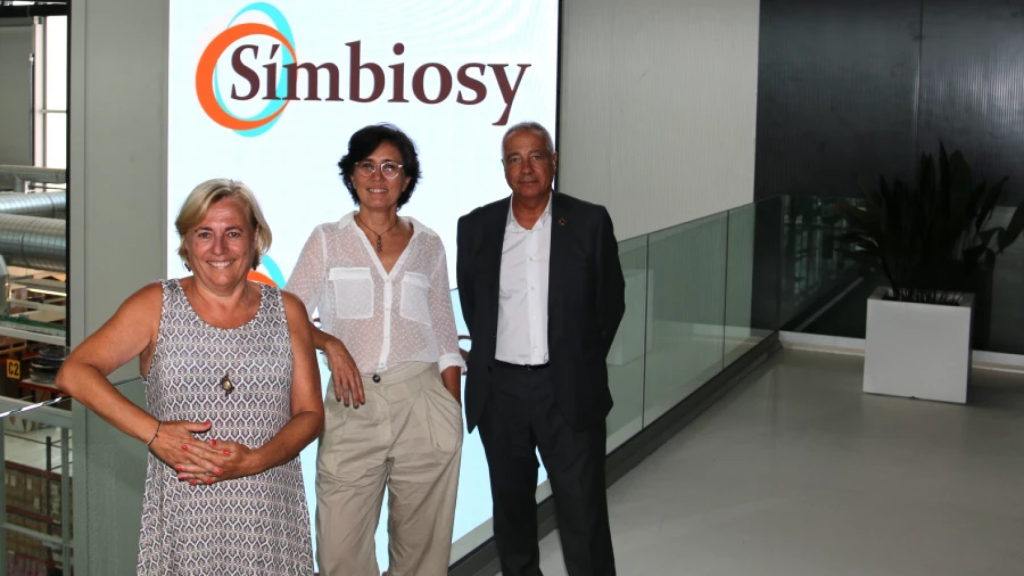 Verónica Kuchinow, directora general de Símbiosy ( en el centro) junto a Pere Navarro, delegado del Estado en el CZFB