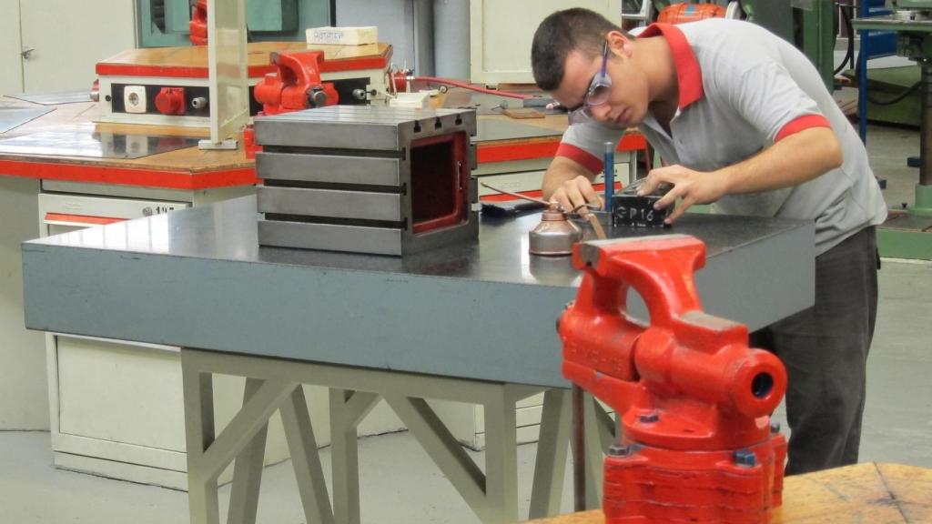 Un joven trabaja en un taller de automóviles