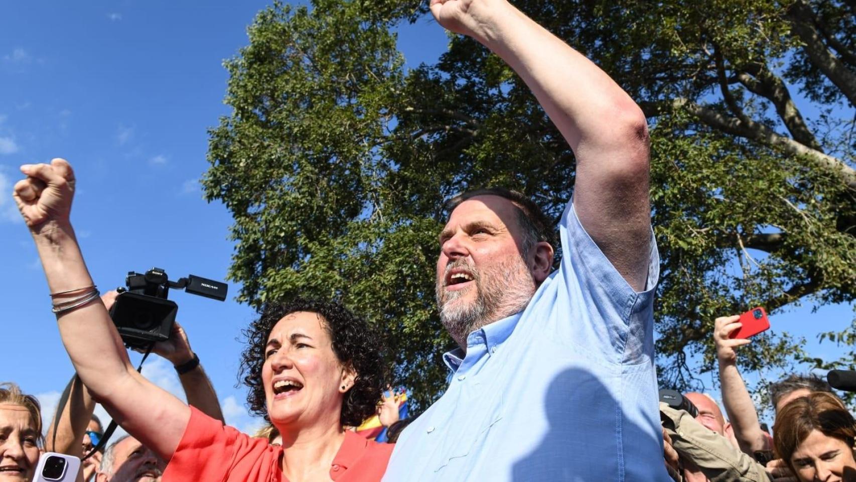 La secretaria general de ERC, Marta Rovira, y el expresidente del partido, Oriol Junqueras, se reencuentran en Cantallops (Girona)