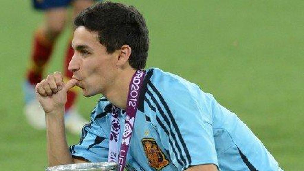 Jesús Navas posa con la Eurocopa de 2012