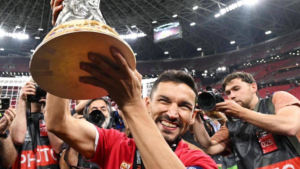 Jesús Navas celebra la Europa League en 2023