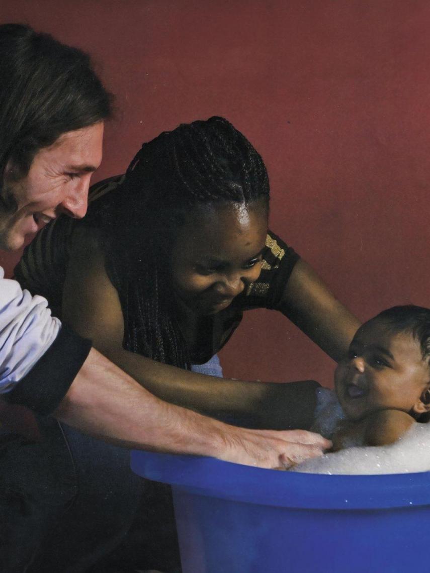 Leo Messi, junto a un bebé Lamine Yamal