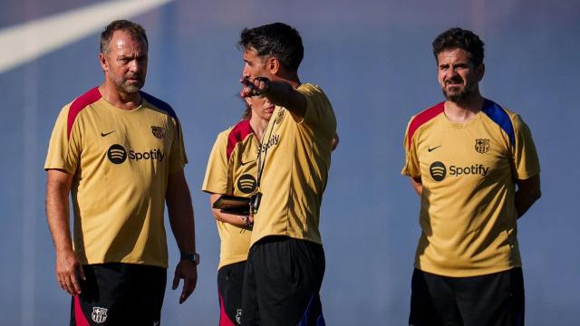 Hansi Flick conversa con su staff técnico del Barça