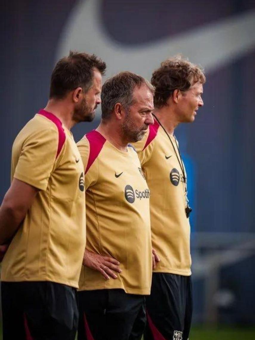 Hansi Flick, junto a Toni Tapalovic y Marcus Sorg, en el entrenamiento del Barça