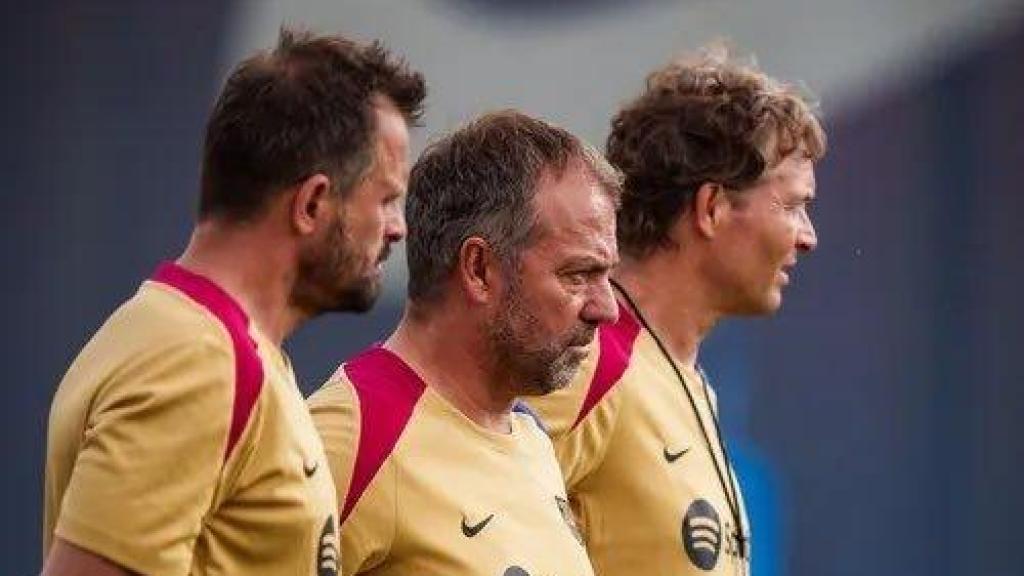 Hansi Flick, junto a Toni Tapalovic y Marcus Sorg, en el entrenamiento del Barça