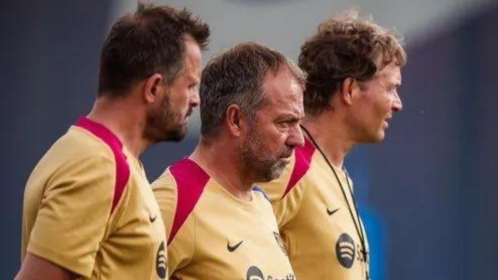 Hansi Flick, junto a Toni Tapalovic y Marcus Sorg, en el entrenamiento del Barça