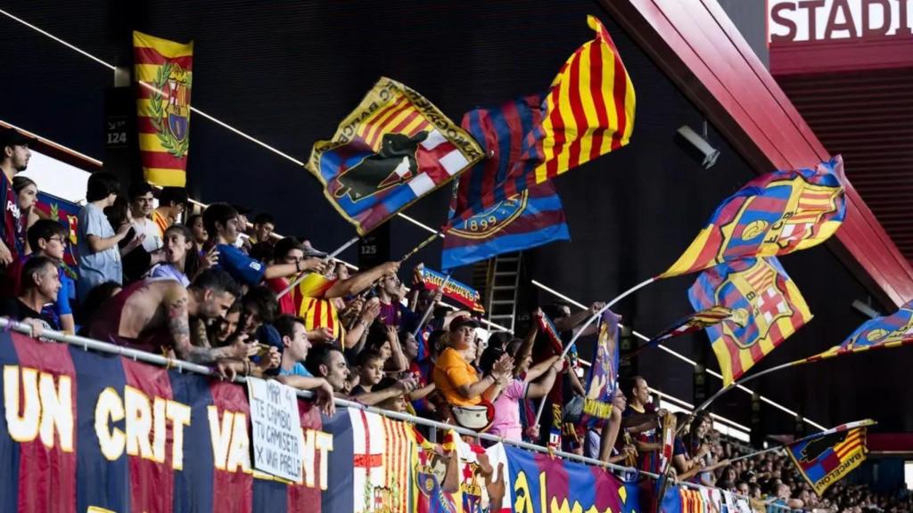 Los aficionados del Barça alientan al equipo en la Ciutat Esportiva