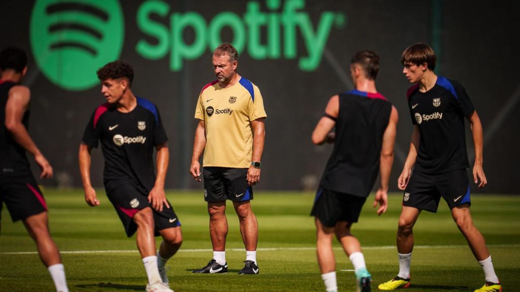 Hansi Flick dirige uno de los entrenamientos de pretemporada del Barça