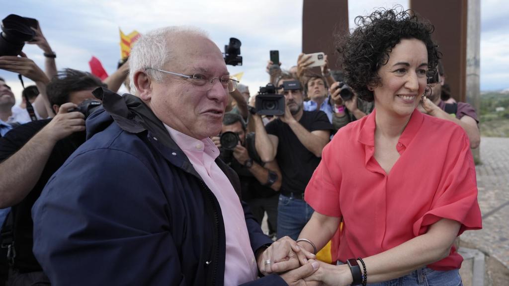 La secretaria general de Esquerrra Republicana de Catalunya (ERC), Marta Rovira (d), es saludada por el exconseller y aún huido de la justicia en Bruselas Lluís Puig en Salses (Francia) antes de que la republicana cruzara la frontera