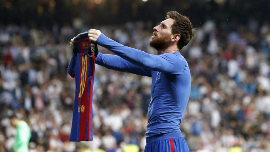 Leo Messi celebra la victoria del Barça en el Santiago Bernabéu