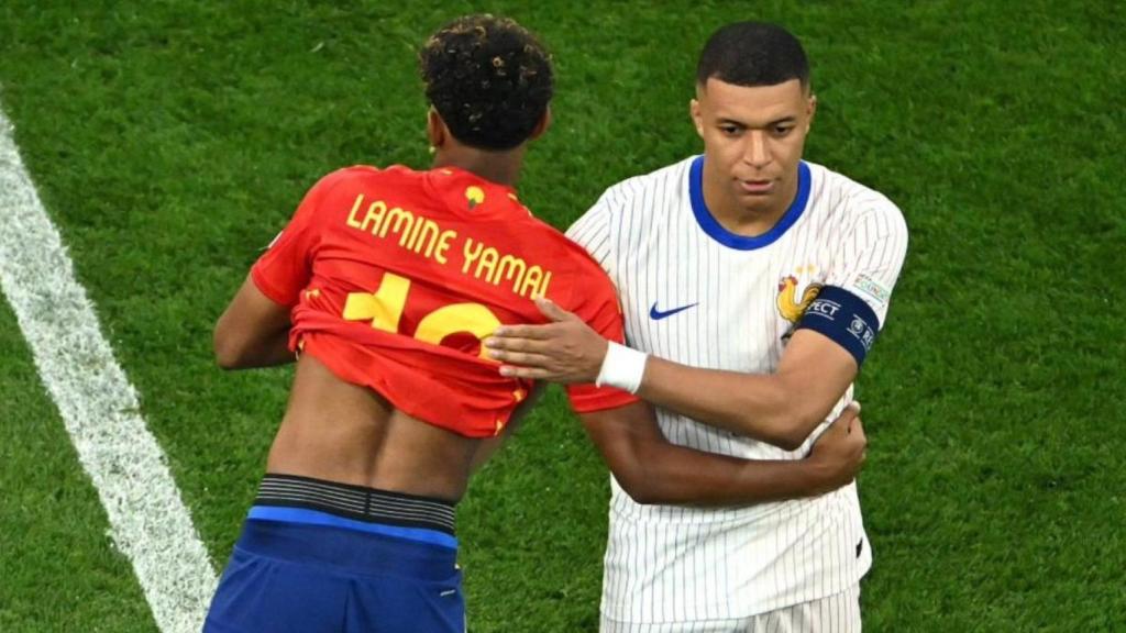 Lamine Yamal se saluda con Kylian Mbappé al término del España-Francia