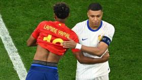 Lamine Yamal se saluda con Kylian Mbappé al término del España-Francia