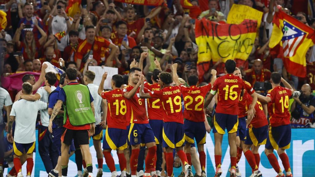 Los jugadores de la selección española celebran el pase a la final de la Eurocopa