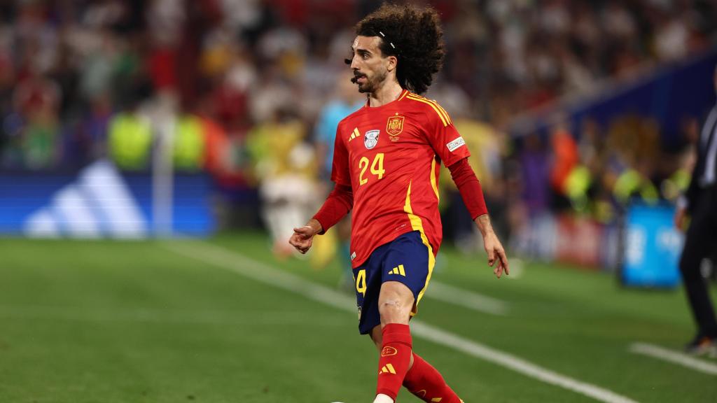 Marc Cucurella controla el balón en el España-Francia de la Eurocopa 2024