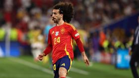 Marc Cucurella controla el balón en el España-Francia de la Eurocopa 2024
