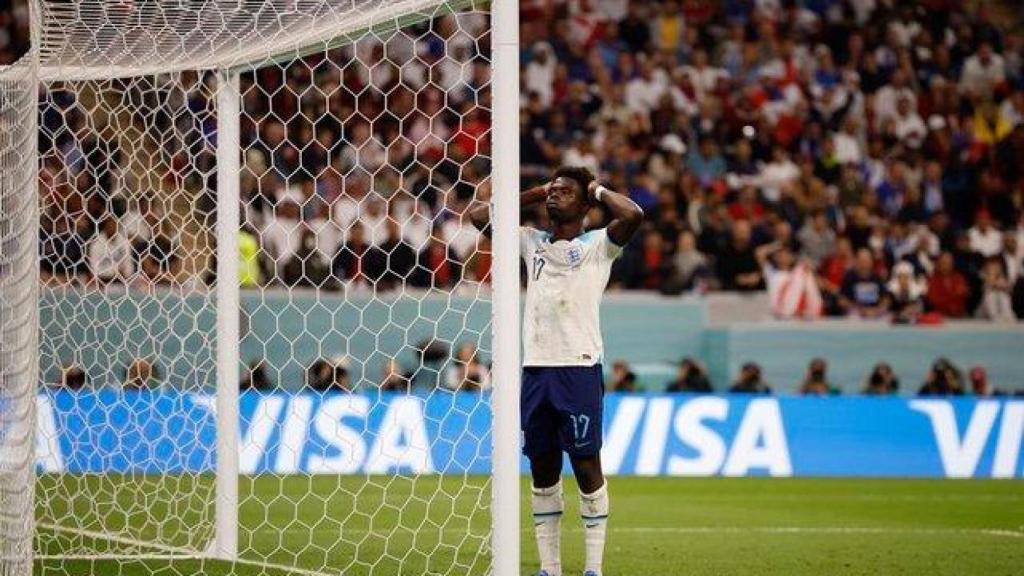 Bukayo Saka se lamenta tras fallar el penalti decisivo de Inglaterra contra Italia