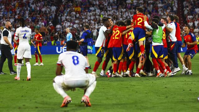 Los jugadores de España celebran eufóricos el pase a la final de la Eurocopa