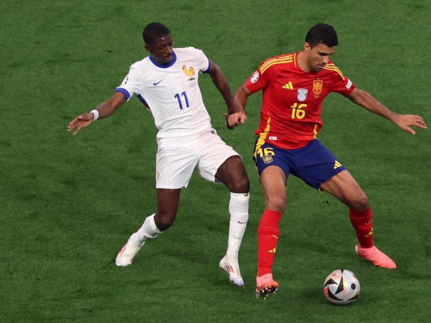 Rodri Hernández protege el balón ante Ousmane Dembelé en el España-Francia