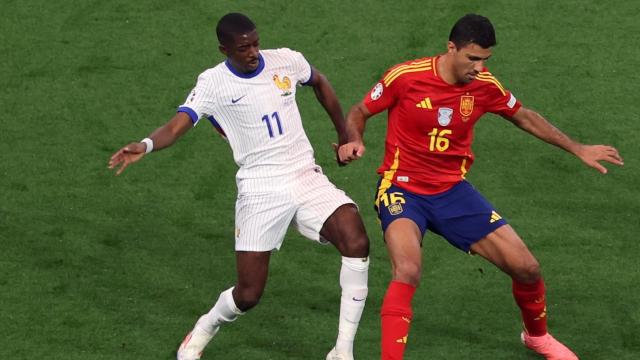 Rodri Hernández protege el balón ante Ousmane Dembelé en el España-Francia
