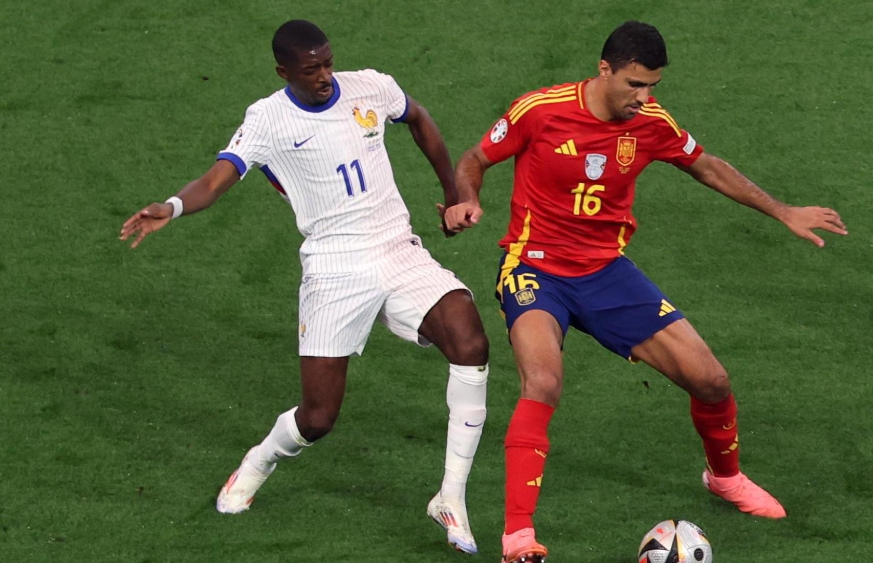 Rodri Hernández protege el balón ante Ousmane Dembelé en el España-Francia